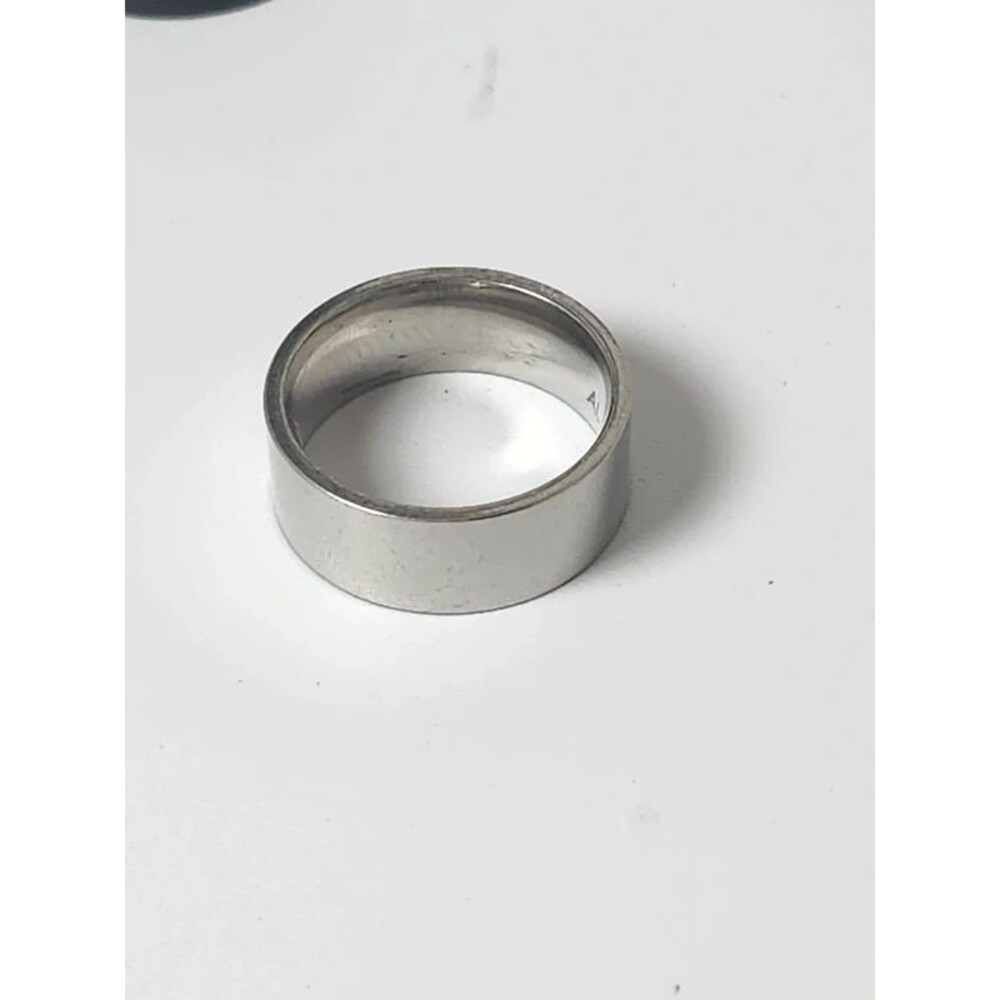 Size 8 ring - Picture 2 of 6